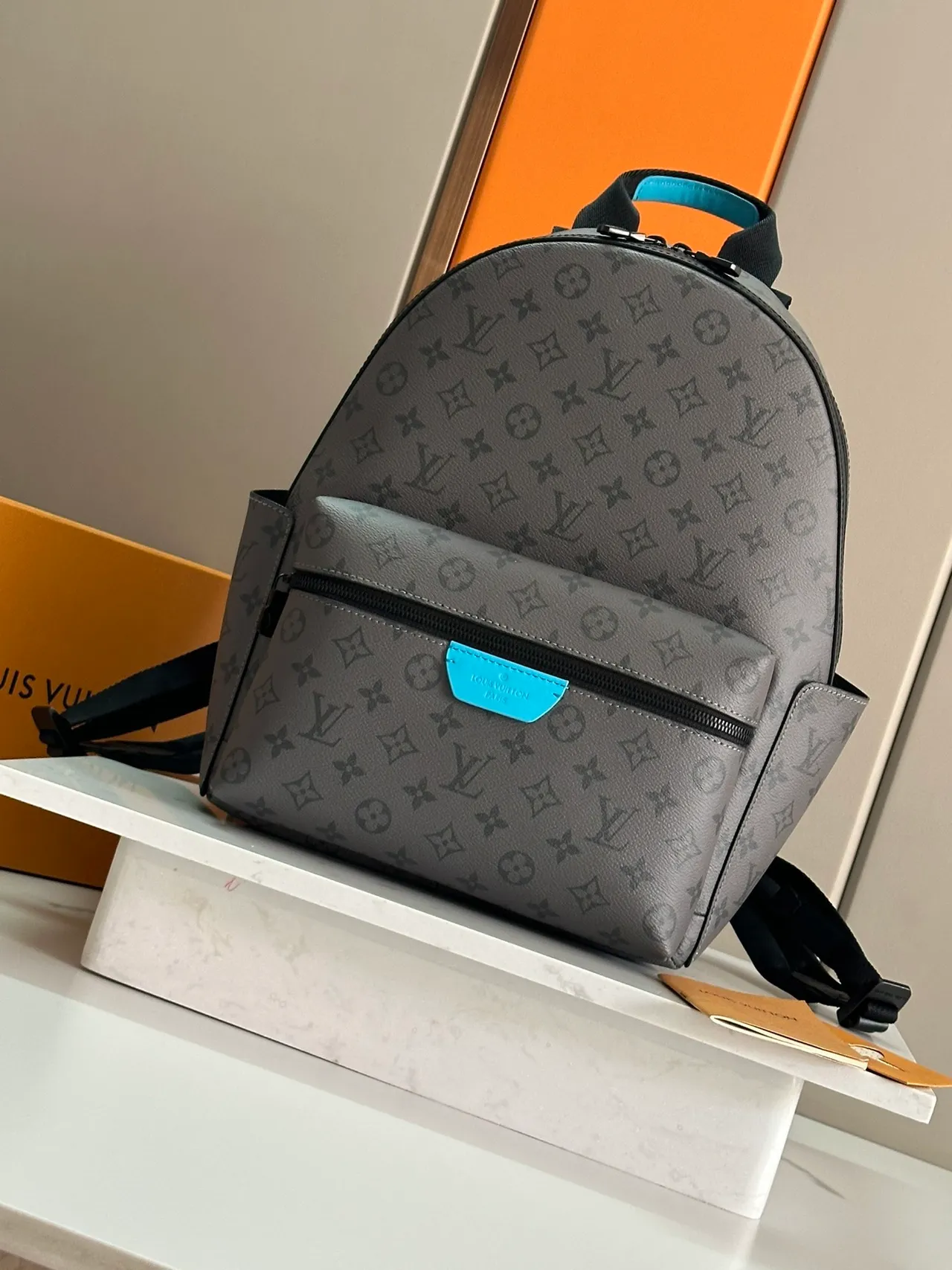 Louis Vuitton Monogram Mochila Casual Estructurada de Cuero Gris 7