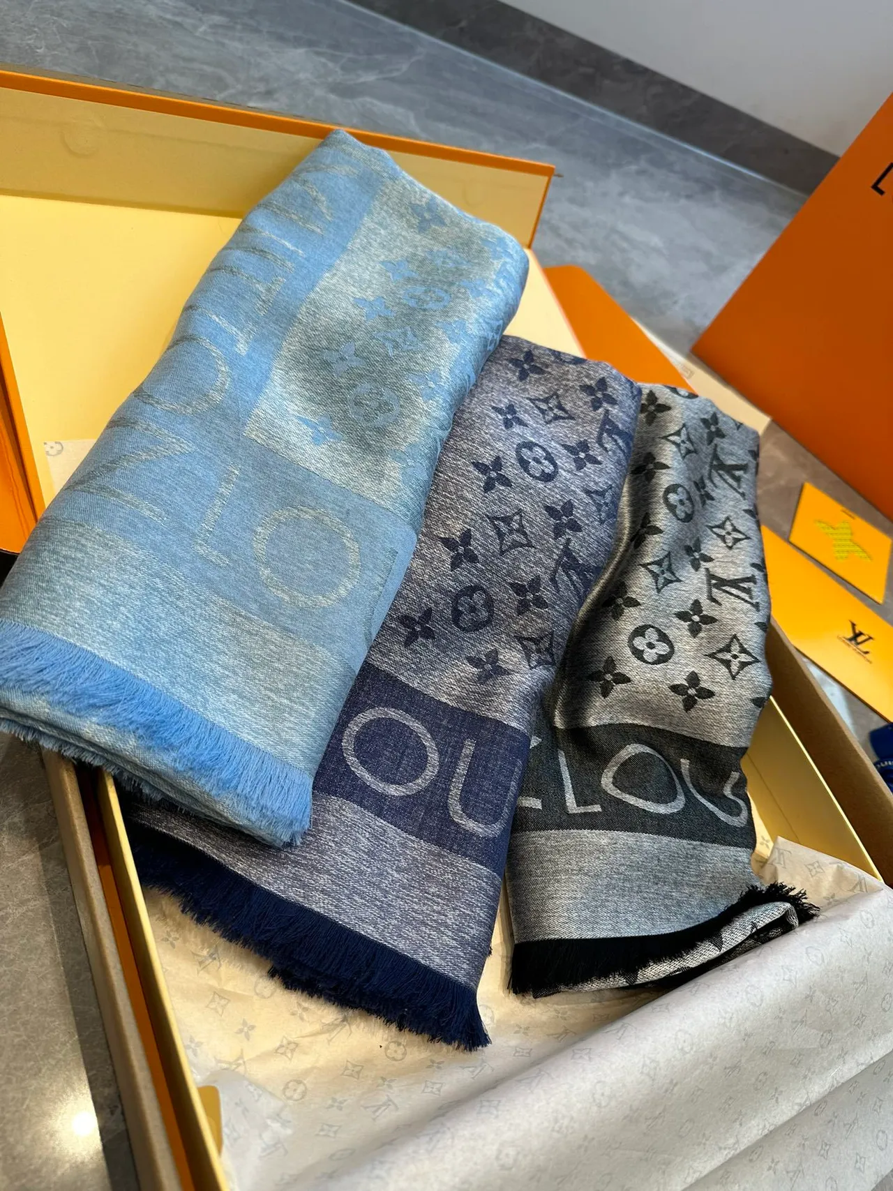 Louis Vuitton Monogram Letter-Band 流苏披肩 3