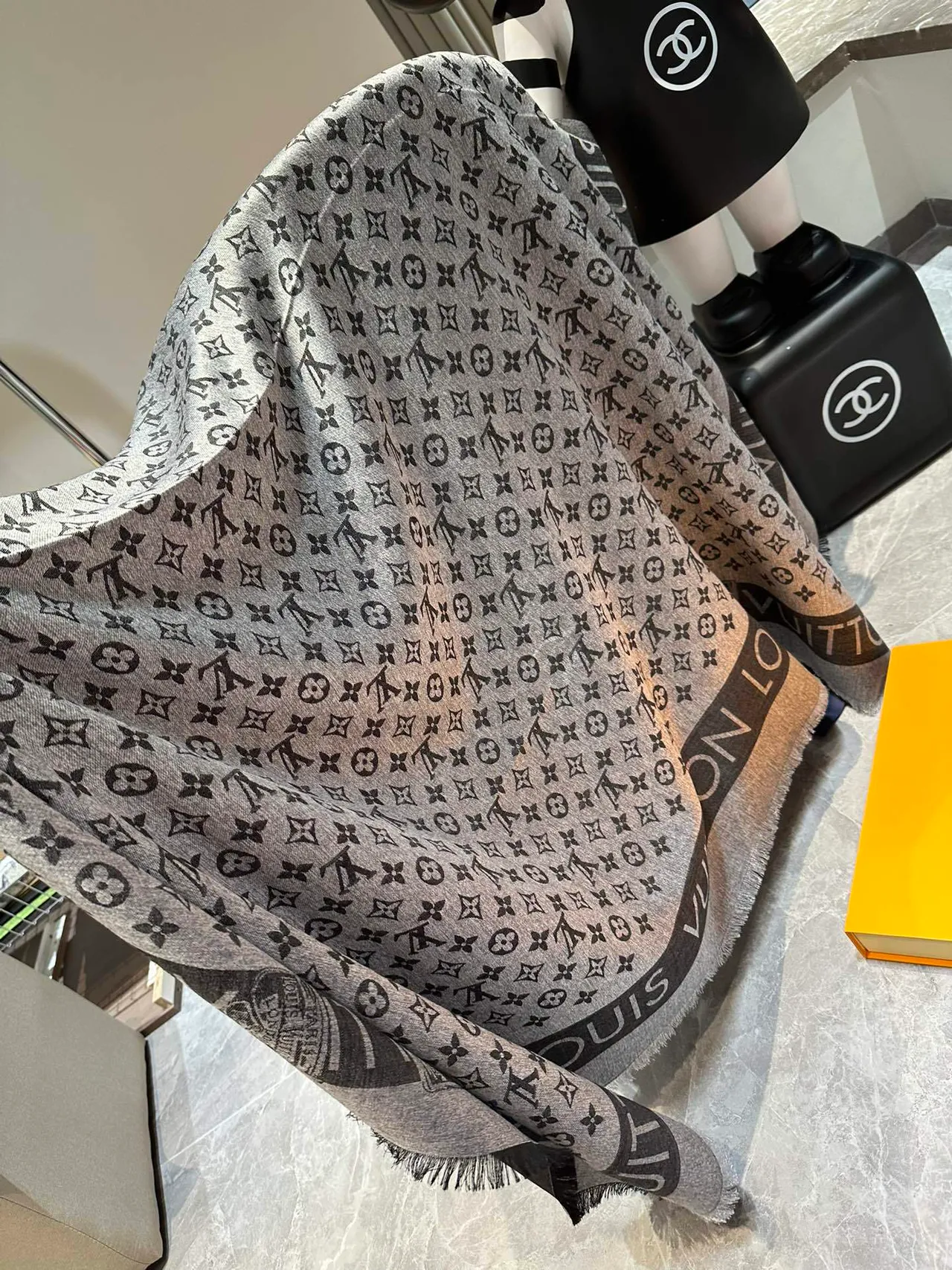 Louis Vuitton Monogram Letter-Band 流苏披肩 7