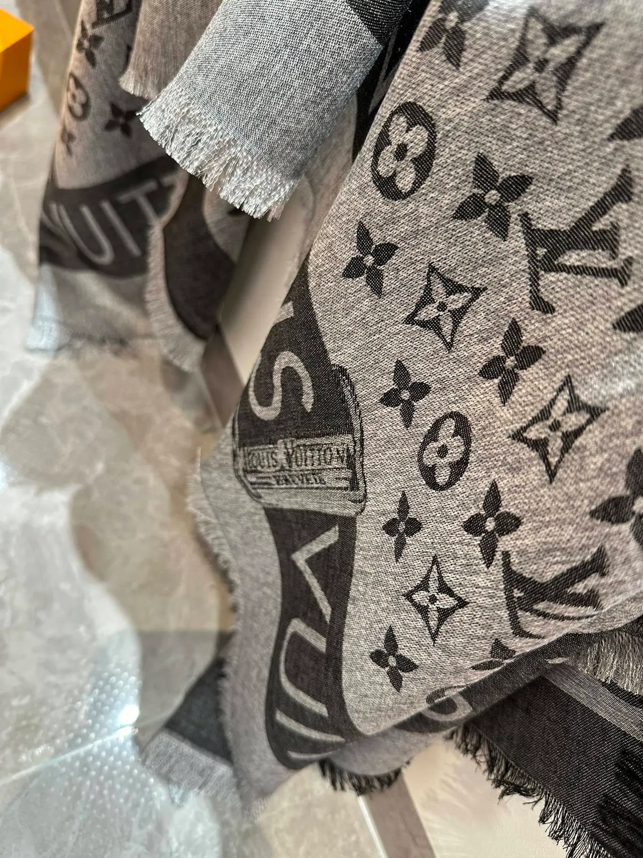 Louis Vuitton Monogram Letter-Band 流苏披肩 8