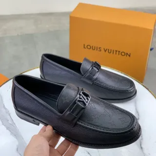 Louis Vuitton Monogram काला चमड़ा Slip-On लोफर्स