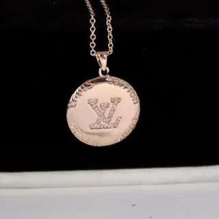 Colar Louis Vuitton Monogram Medallion Rose Gold-Tone Pavé Cristal
