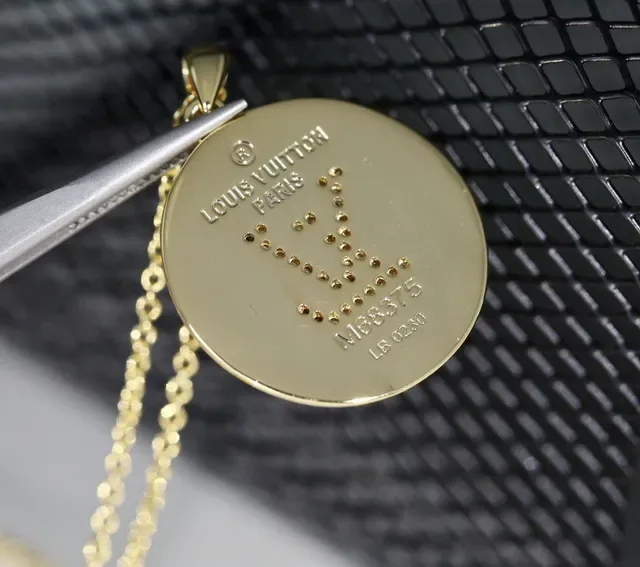 Colar Louis Vuitton Monogram Medallion Rose Gold-Tone Pavé Cristal 6