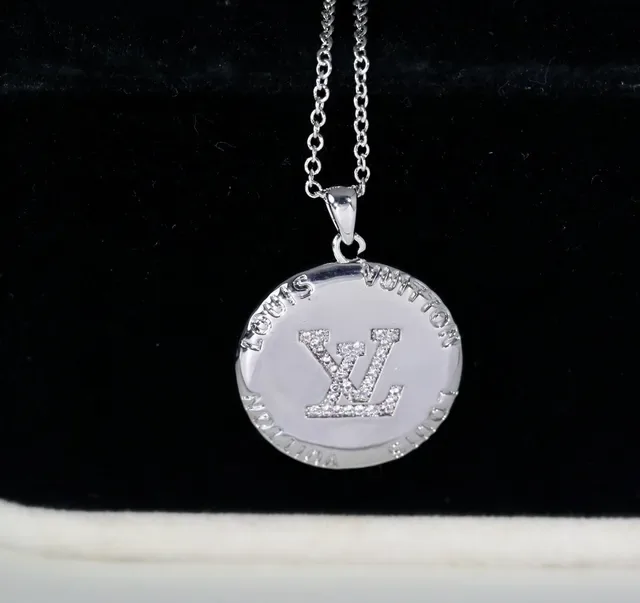 Colar Louis Vuitton Monogram Medallion Rose Gold-Tone Pavé Cristal 8