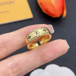 Louis Vuitton Monogram সোনার চওড়া ব্যান্ড খোদাই করা আংটি