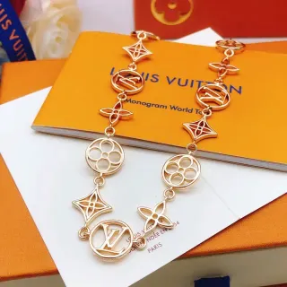 Louis Vuitton Monogram World Tour Colar de Corrente Dourado