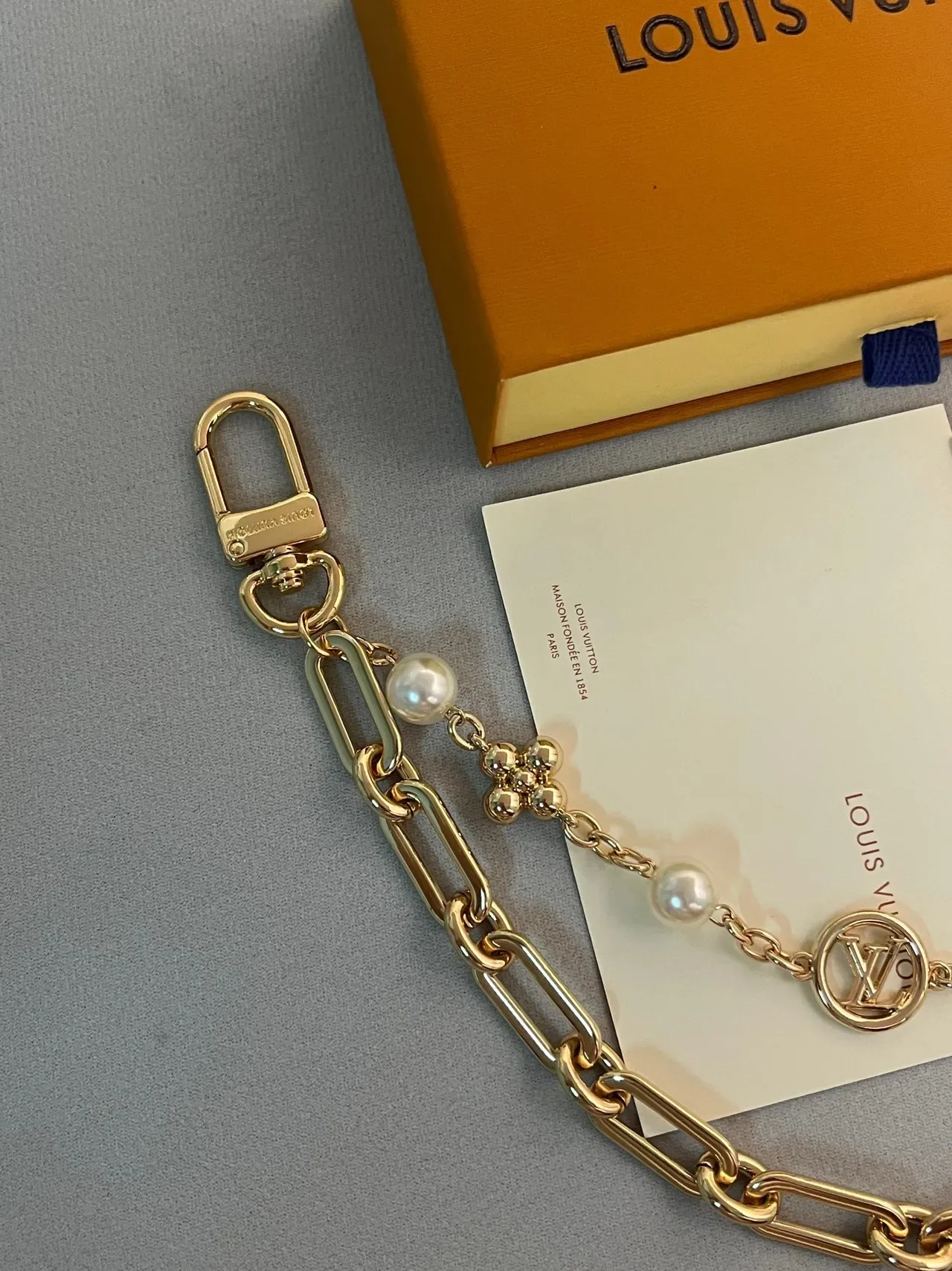 Louis Vuitton Monogram World Tour Pulseira Corrente Ouro Pérolas e Floral 2