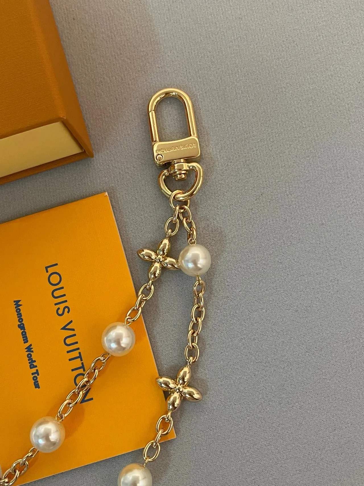 Louis Vuitton Monogram World Tour Pulseira Corrente Ouro Pérolas e Floral 3