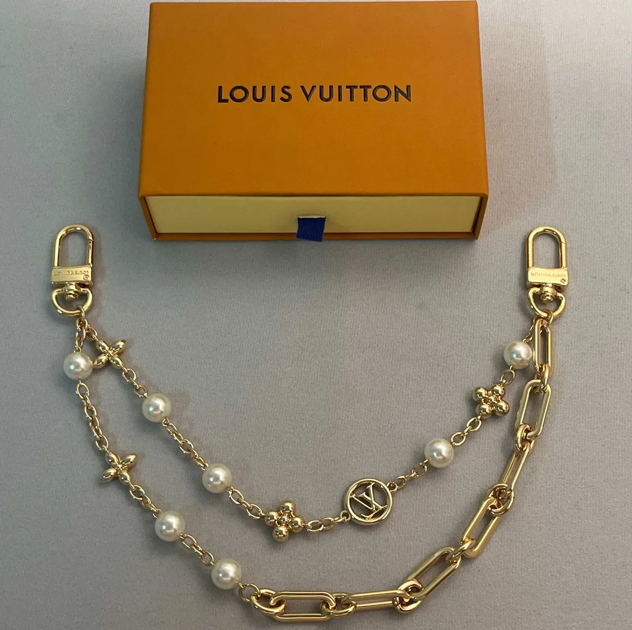 Louis Vuitton Monogram World Tour Pulseira Corrente Ouro Pérolas e Floral 6