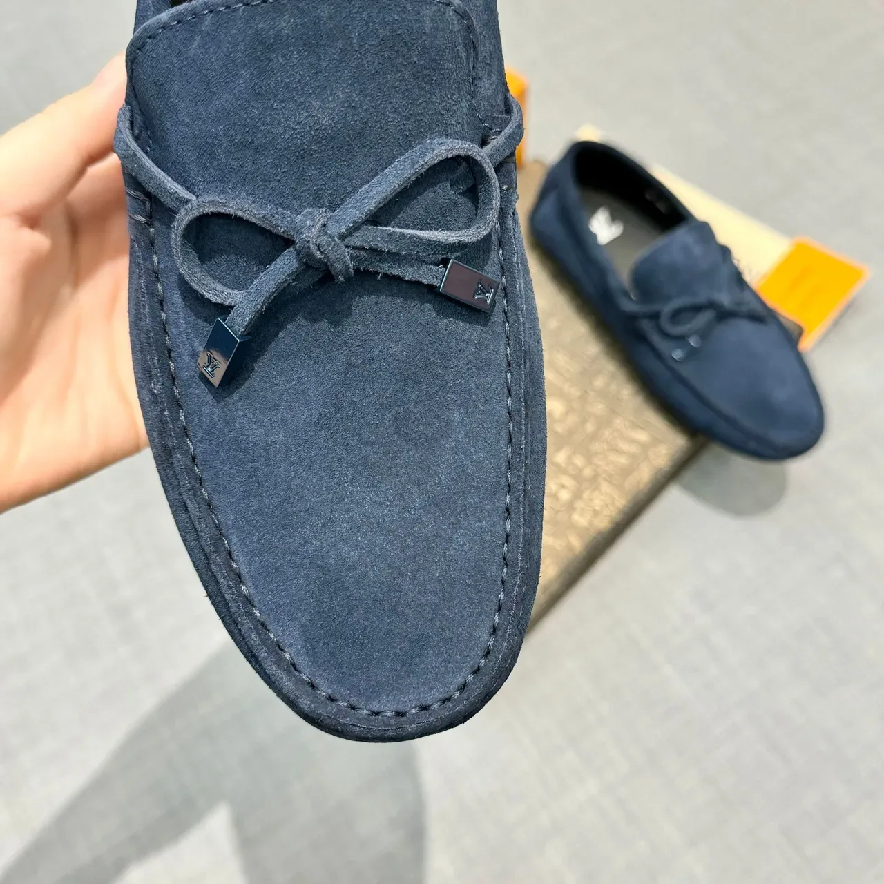 Louis Vuitton Mocassim Navy Black de Camurça com Detalhe de Laço Atado 3