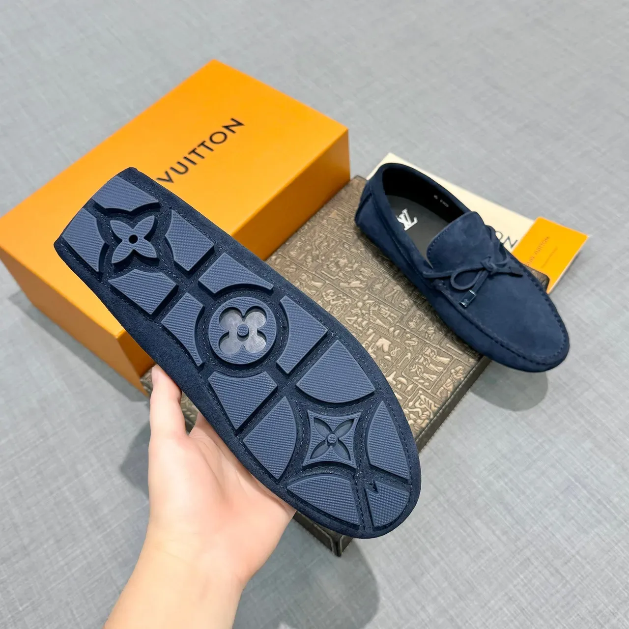 Louis Vuitton Mocassim Navy Black de Camurça com Detalhe de Laço Atado 5