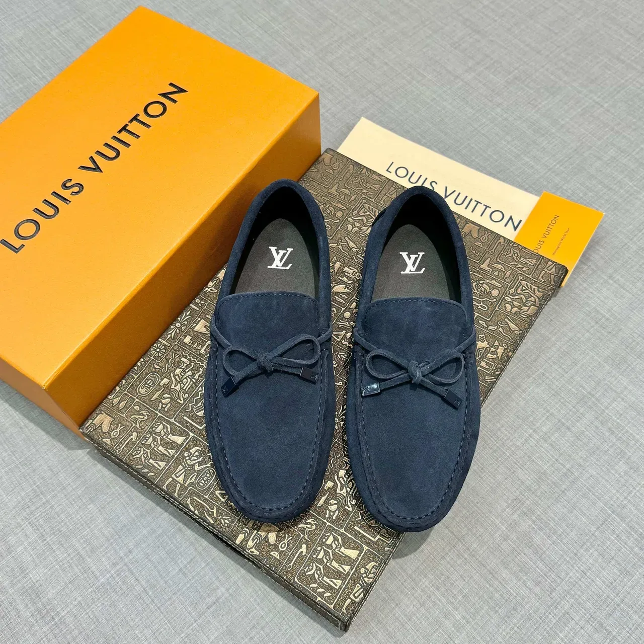 Louis Vuitton Mocassim Navy Black de Camurça com Detalhe de Laço Atado 6