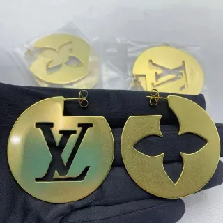 Louis Vuitton brincos oversized dourado tom com monogram e cutout de floret