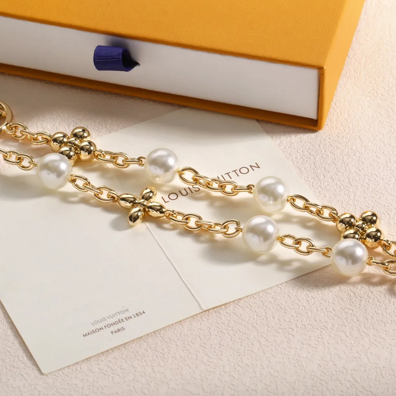 Louis Vuitton Collar Cadena con Perlas y Flores 6