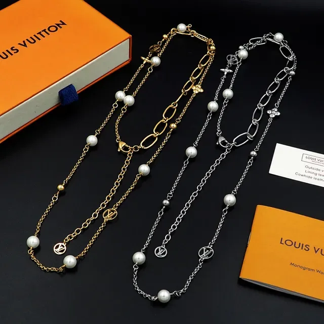 Colar Louis Vuitton Pérola e Charm Monograma Corrente Longa 5