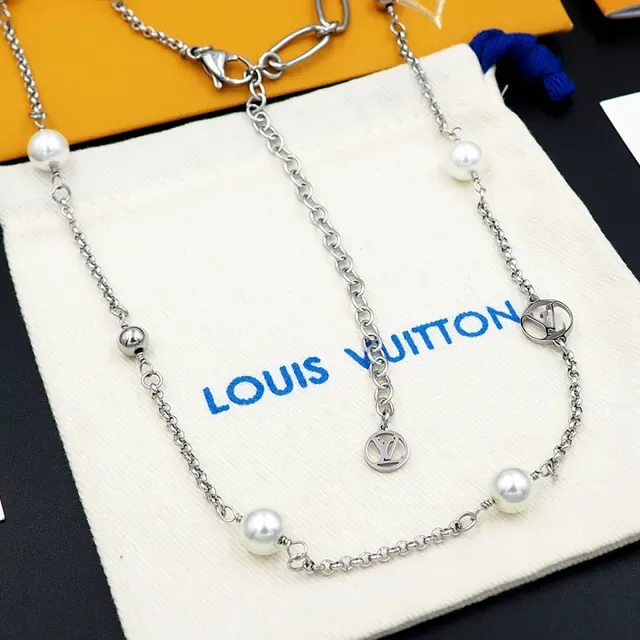 Colar Louis Vuitton Pérola e Charm Monograma Corrente Longa 6