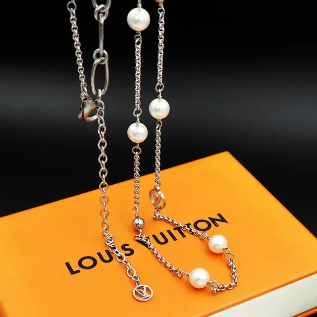 Colar Louis Vuitton Pérola e Charm Monograma Corrente Longa 7