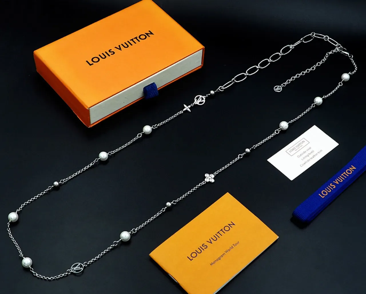 Colar Louis Vuitton Pérola e Charm Monograma Corrente Longa 8