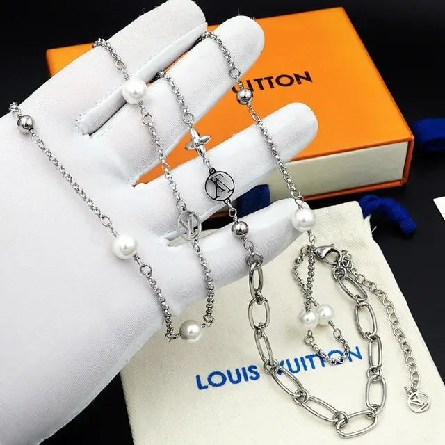 Colar Louis Vuitton Pérola e Charm Monograma Corrente Longa 9