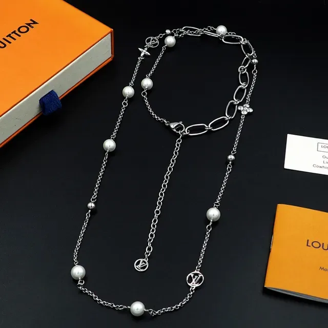 Colar Louis Vuitton Pérola e Charm Monograma Corrente Longa 10