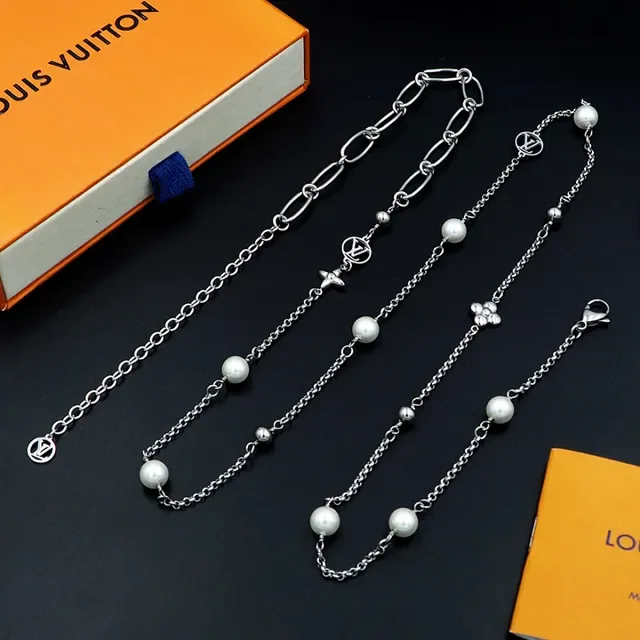 Colar Louis Vuitton Pérola e Charm Monograma Corrente Longa 11