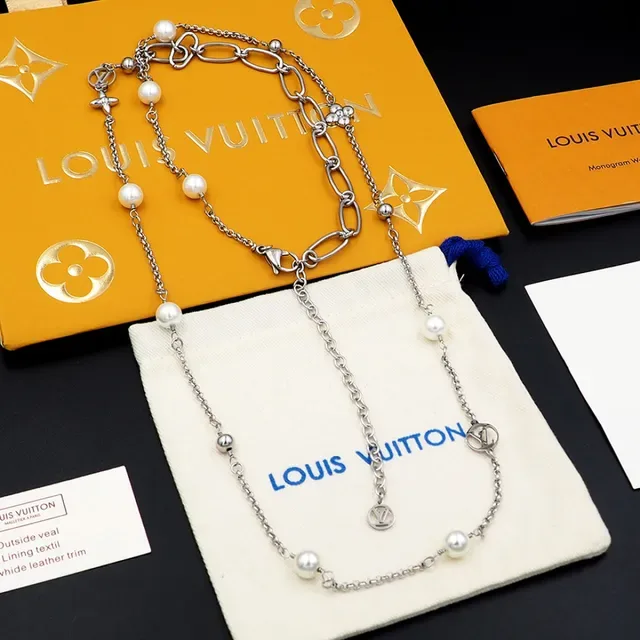 Colar Louis Vuitton Pérola e Charm Monograma Corrente Longa 12