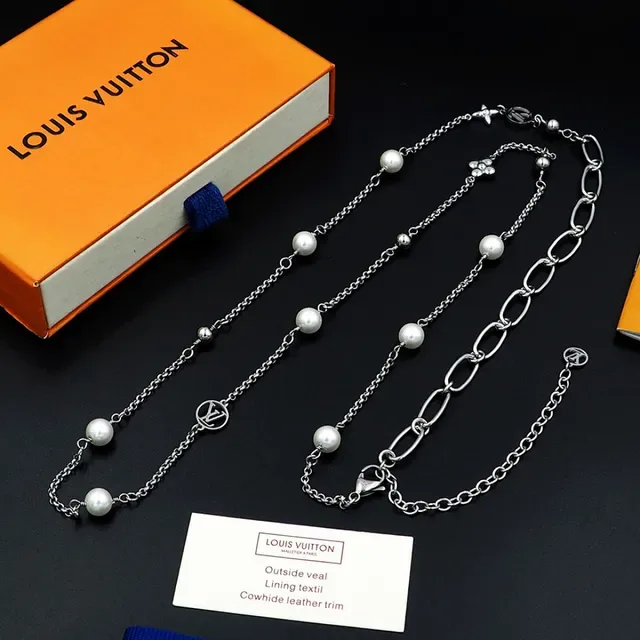 Colar Louis Vuitton Pérola e Charm Monograma Corrente Longa 13