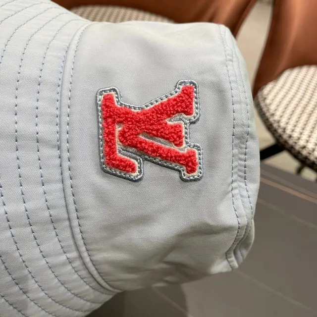 Louis Vuitton sombrero de cubo monograma quiltado azul claro 8