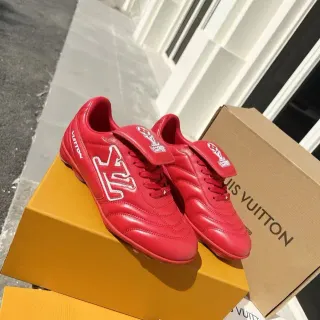 Louis Vuitton Run Away sapatos de futebol de couro quiltado vermelho para grama