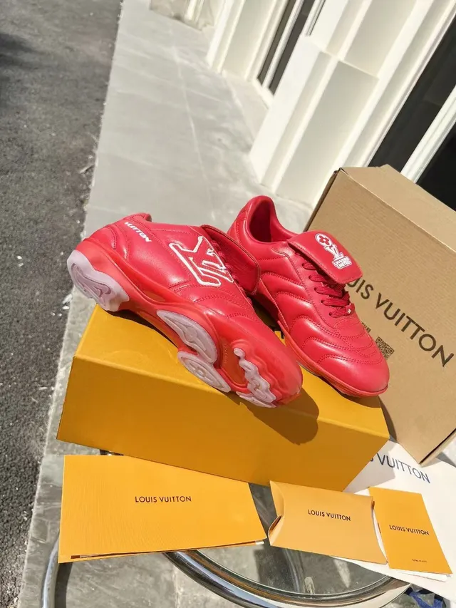 Louis Vuitton Run Away chaussures de football en cuir matelassé rouge pour gazon 2