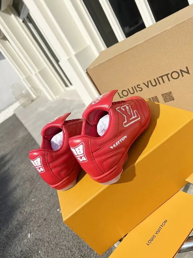 Louis Vuitton Run Away chaussures de football en cuir matelassé rouge pour gazon 3