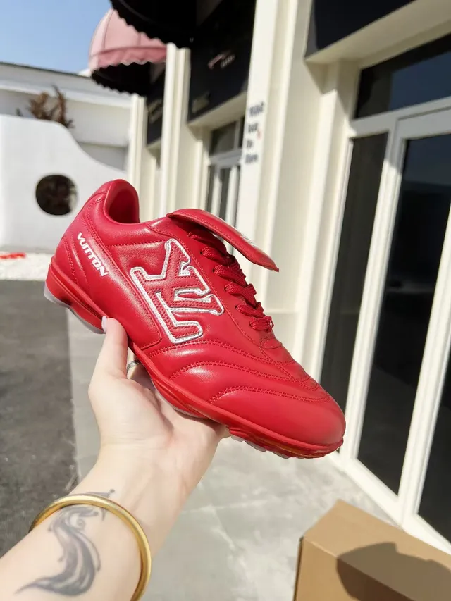 Louis Vuitton Run Away chaussures de football en cuir matelassé rouge pour gazon 4