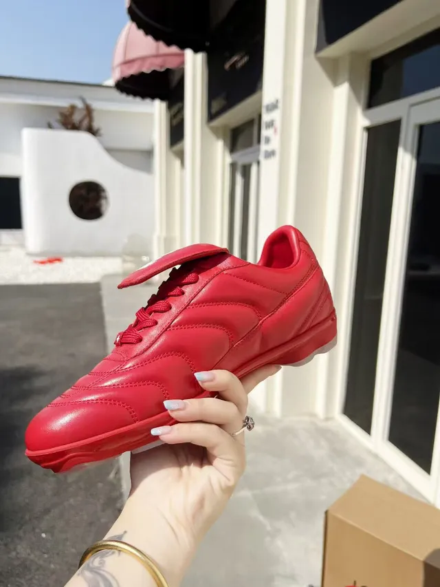 Louis Vuitton Run Away chaussures de football en cuir matelassé rouge pour gazon 5