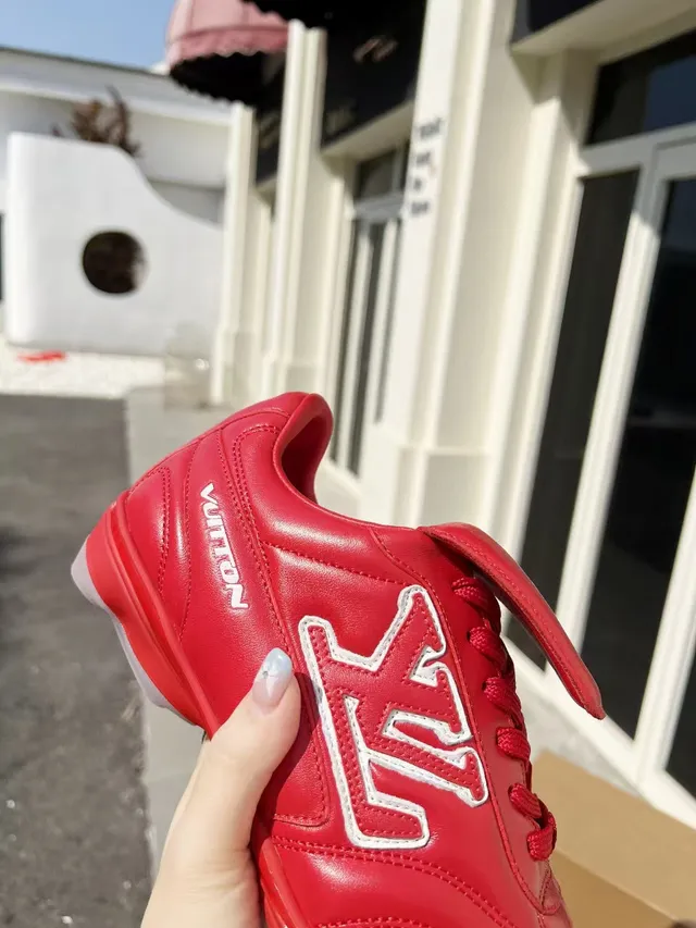 Louis Vuitton Run Away chaussures de football en cuir matelassé rouge pour gazon 7