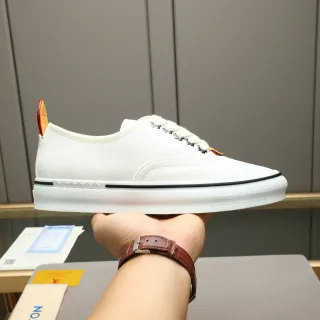 Louis Vuitton Run Away Zapatillas Blancas y Naranjas Superior de Lona Embossado Monograma LV Midsole Lifestyle Sneakers
