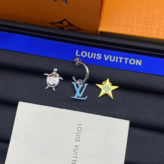 Louis Vuitton أقراط فضية زرقاء غير متماثلة مجموعة التعويذة ملونة بالمينا 7
