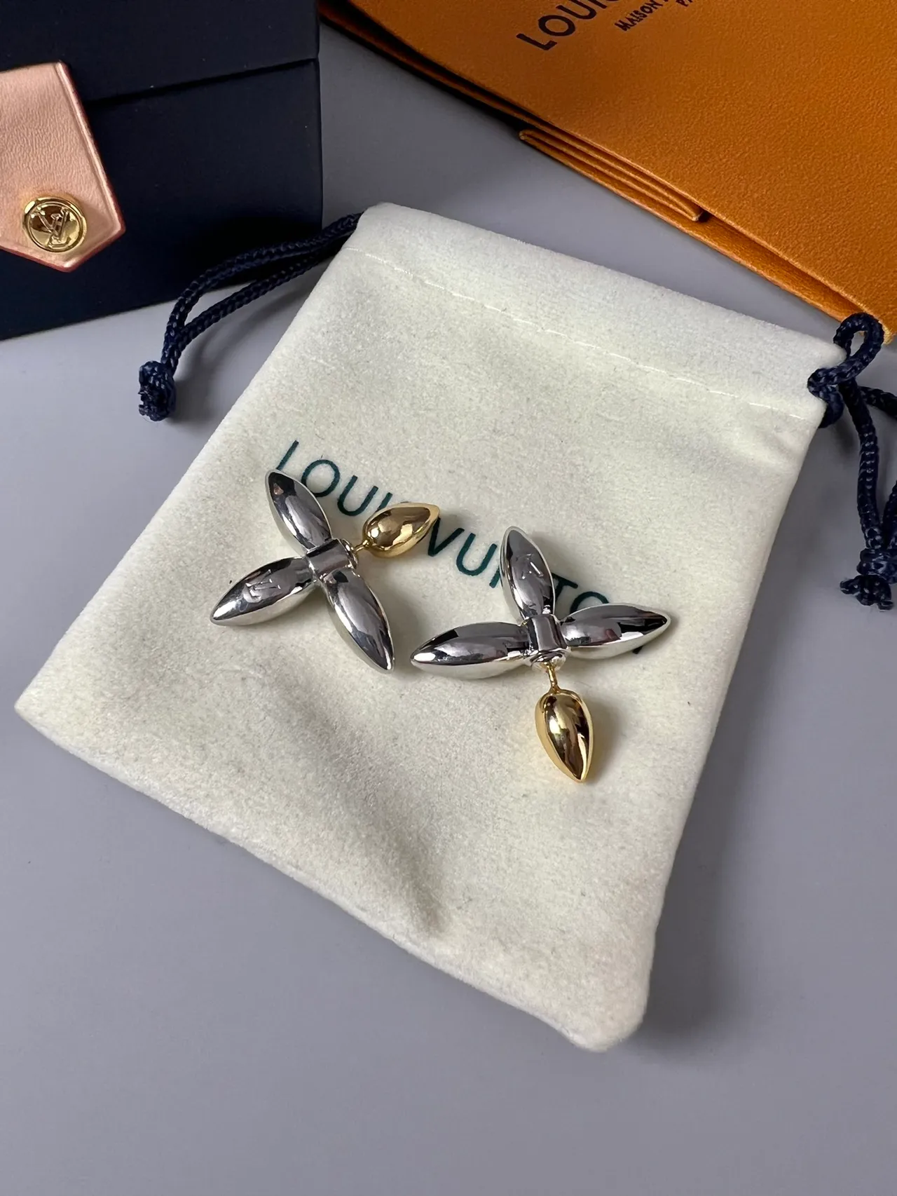 Louis Vuitton রুপো সোনা চকচকে ধাতু ফুল আকৃতির স্টাডস দুটি রঙের কানের দুল 2