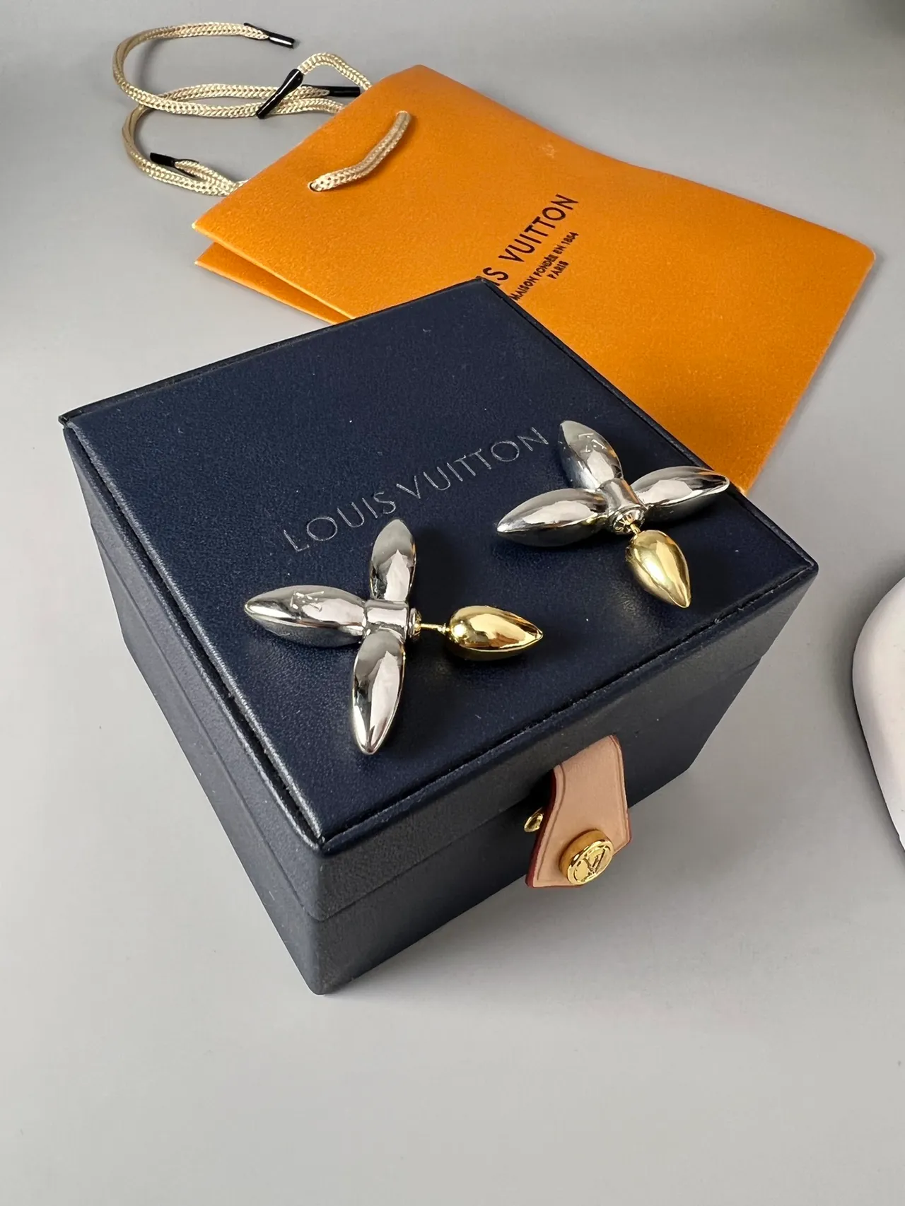 Louis Vuitton রুপো সোনা চকচকে ধাতু ফুল আকৃতির স্টাডস দুটি রঙের কানের দুল 3