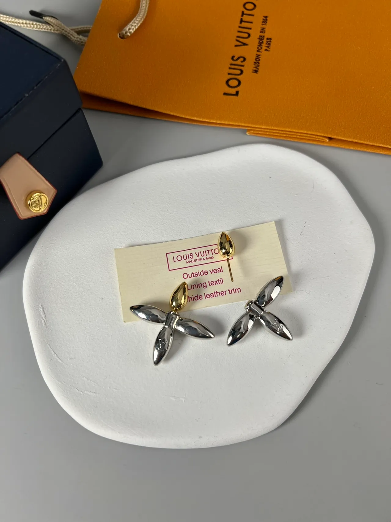 Louis Vuitton রুপো সোনা চকচকে ধাতু ফুল আকৃতির স্টাডস দুটি রঙের কানের দুল 5