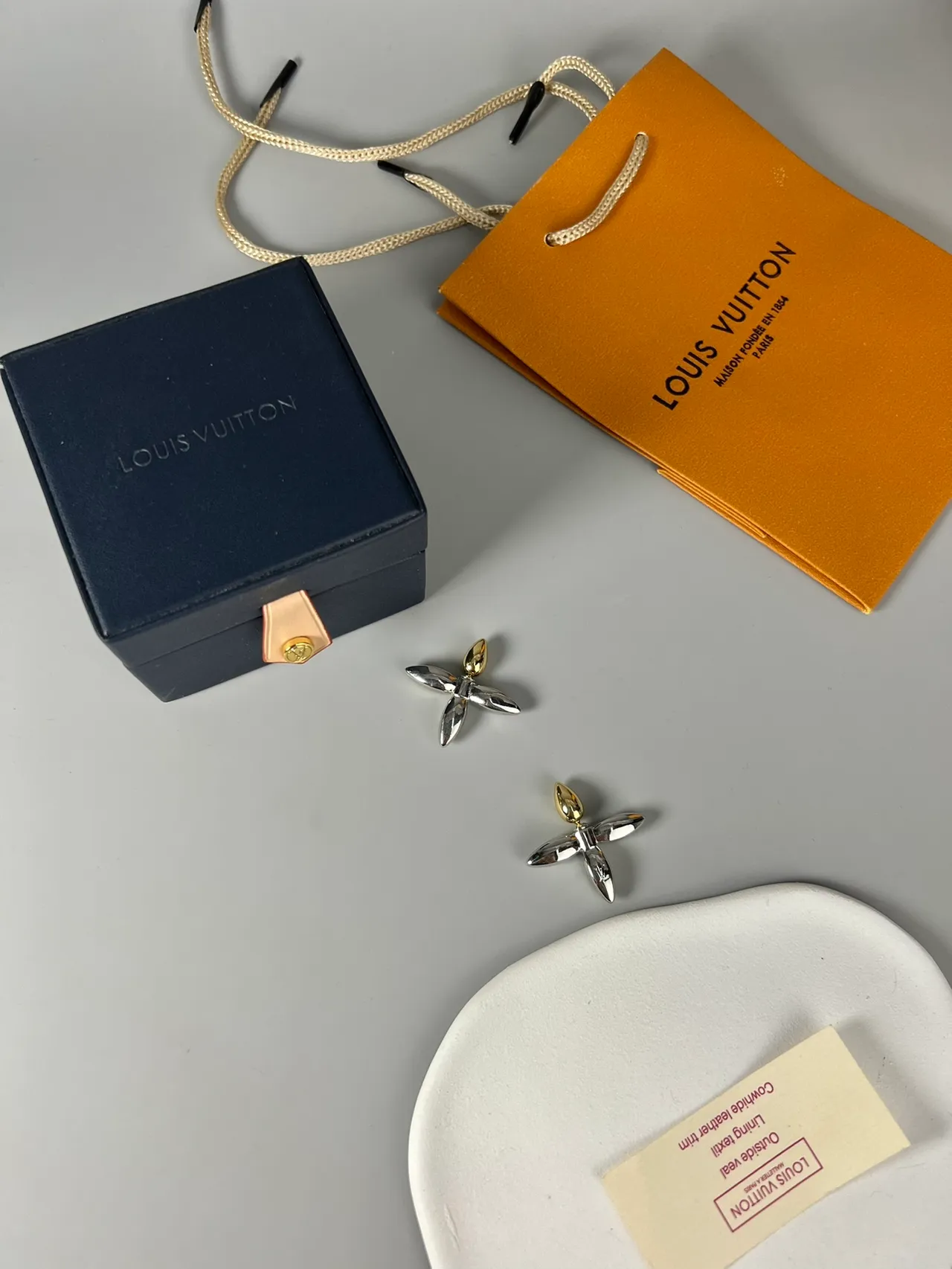 Louis Vuitton রুপো সোনা চকচকে ধাতু ফুল আকৃতির স্টাডস দুটি রঙের কানের দুল 6