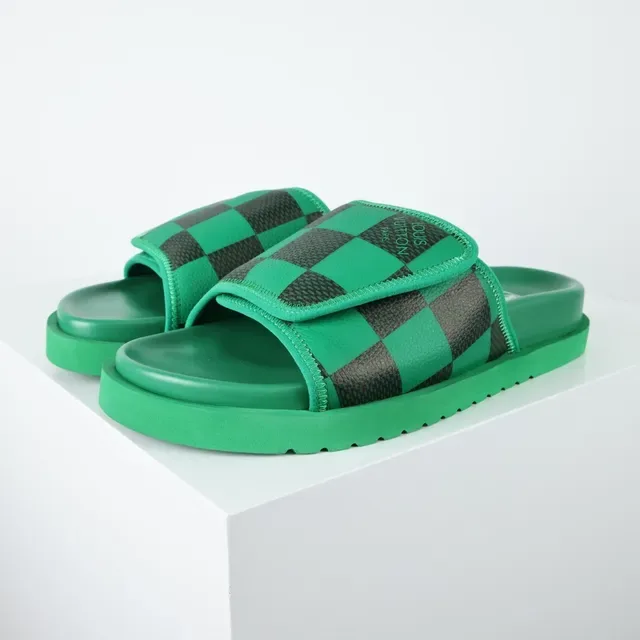 Louis Vuitton সবুজ ও কালো চেকারবোর্ড স্লাইড 2