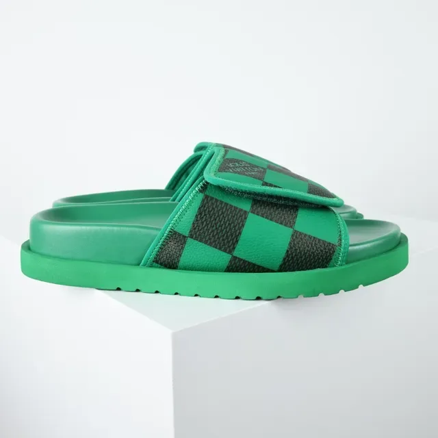 Louis Vuitton সবুজ ও কালো চেকারবোর্ড স্লাইড 3