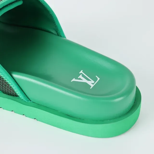 Louis Vuitton সবুজ ও কালো চেকারবোর্ড স্লাইড 4