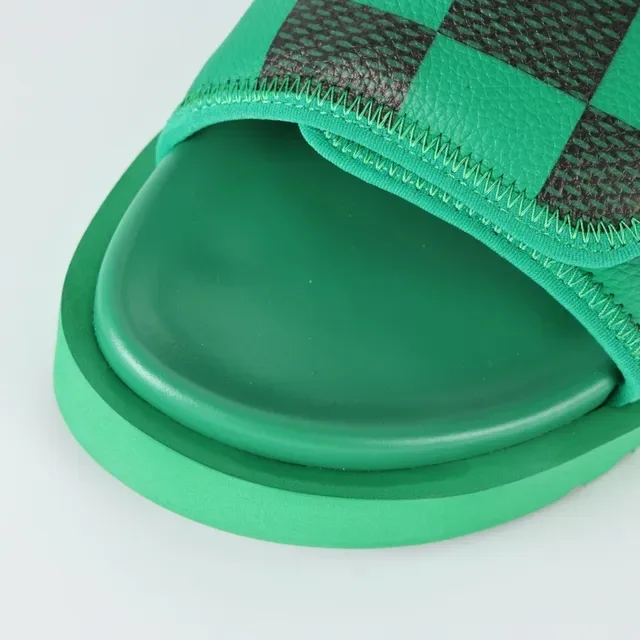 Louis Vuitton সবুজ ও কালো চেকারবোর্ড স্লাইড 5