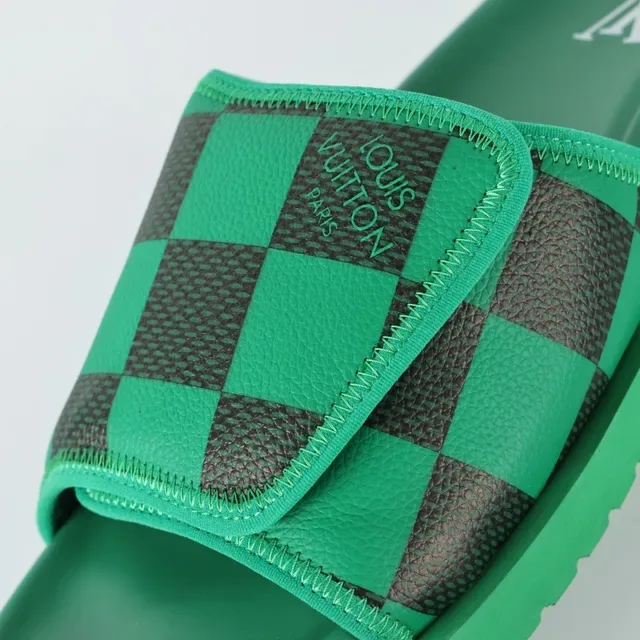 Louis Vuitton সবুজ ও কালো চেকারবোর্ড স্লাইড 6