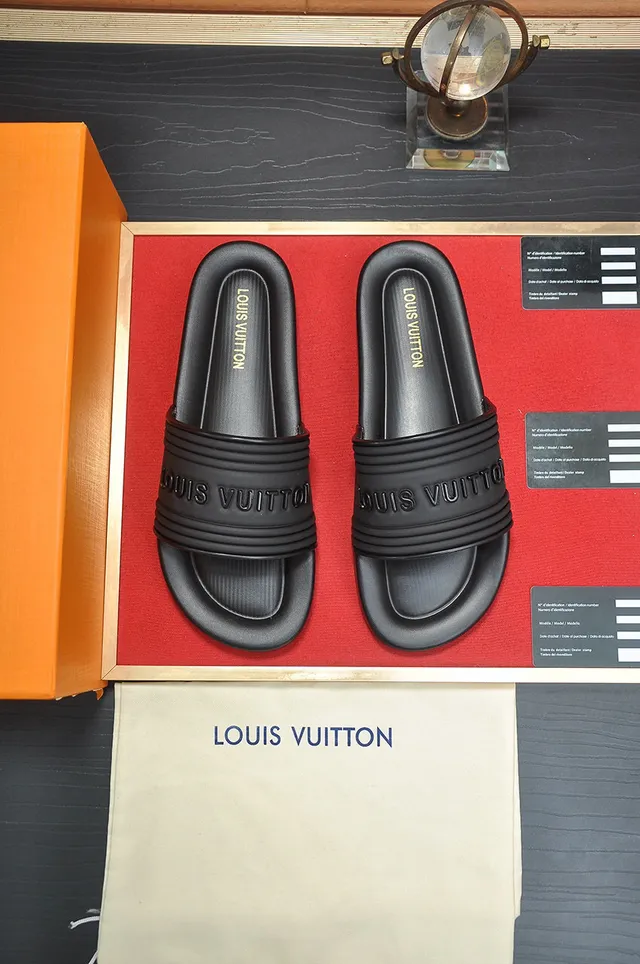 Louis Vuitton Slide Slipper Chinelos Pretos de Borracha Moldada 2