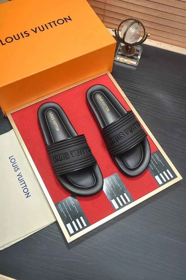 Louis Vuitton Slide Slipper Chinelos Pretos de Borracha Moldada 3