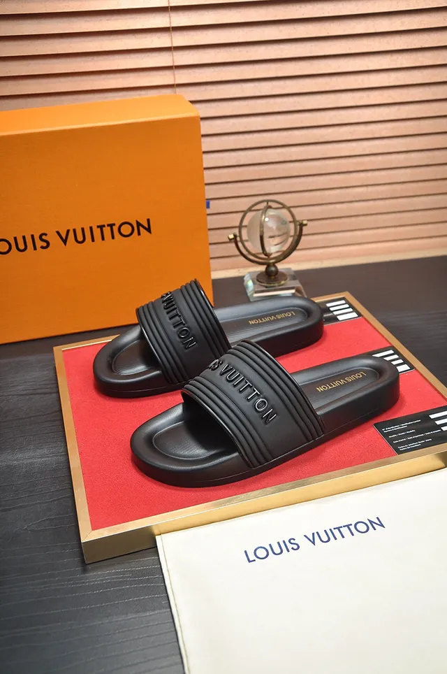 Louis Vuitton Slide Slipper Chinelos Pretos de Borracha Moldada 4