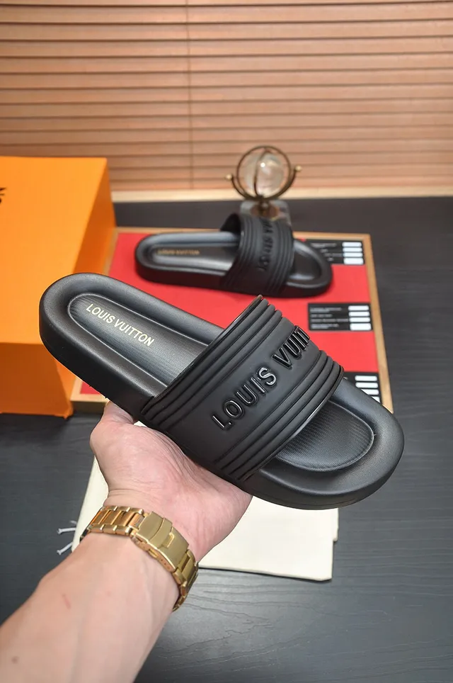 Louis Vuitton Slide Slipper Chinelos Pretos de Borracha Moldada 5