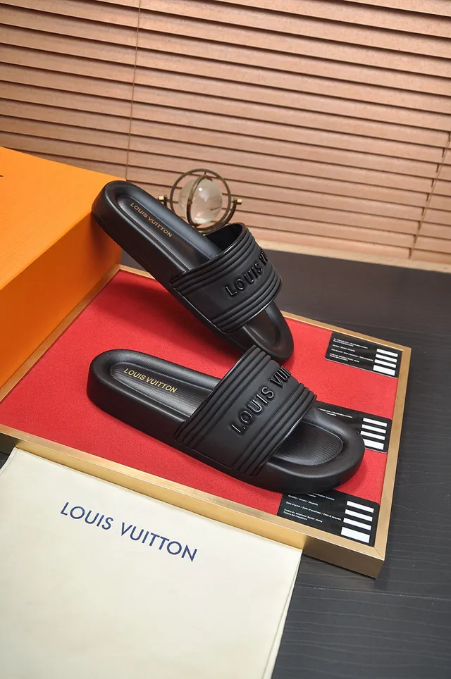 Louis Vuitton Slide Slipper Chinelos Pretos de Borracha Moldada 6
